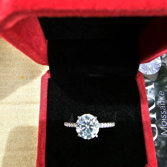 GRA Certified 2 Carat Moissanite Ring 18k/925 Ring Size 7. Watch Video! - Picture 12 of 16